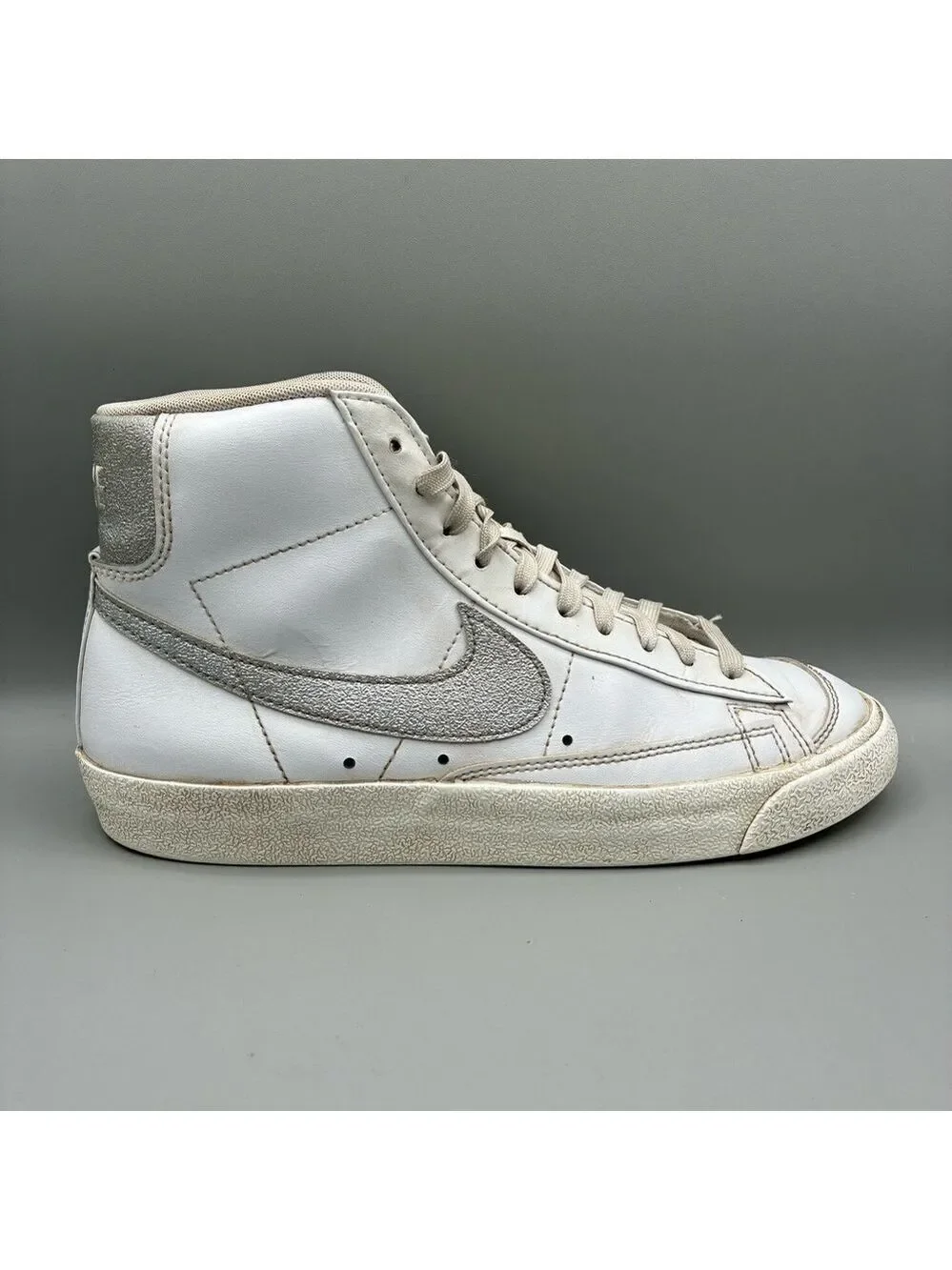 Nike Blazer Mid ‘77 Essential Women’s 9 White Silver Sail DQ7574-100